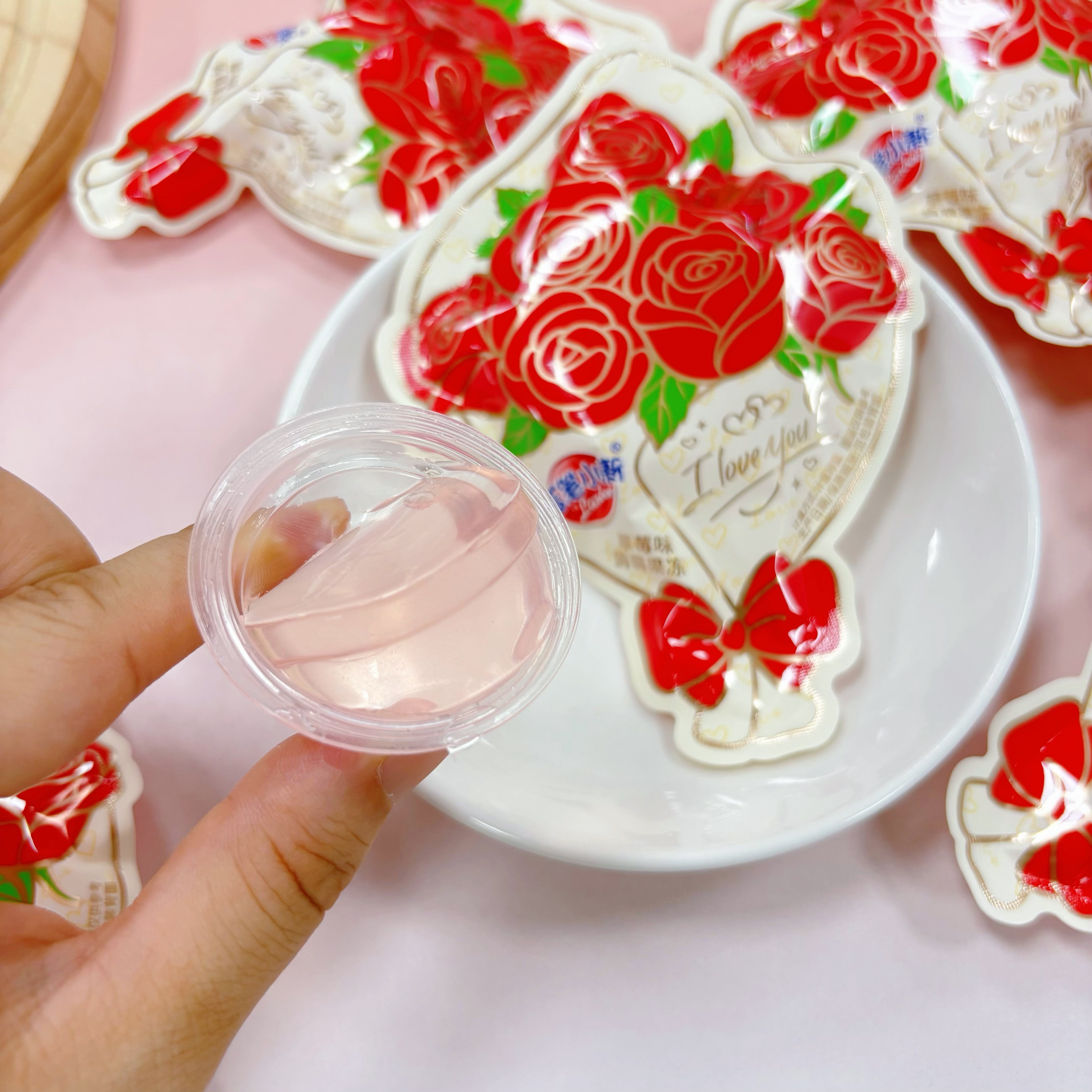 蜡笔小新草莓味蒟蒻果冻爆款玫瑰花造型包装解馋休闲零食喜糖婚糖