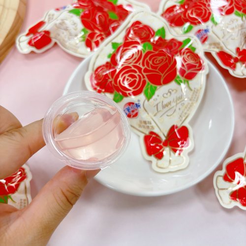 蜡笔小新草莓味蒟蒻果冻爆款玫瑰花造型包装解馋休闲零食喜糖婚糖