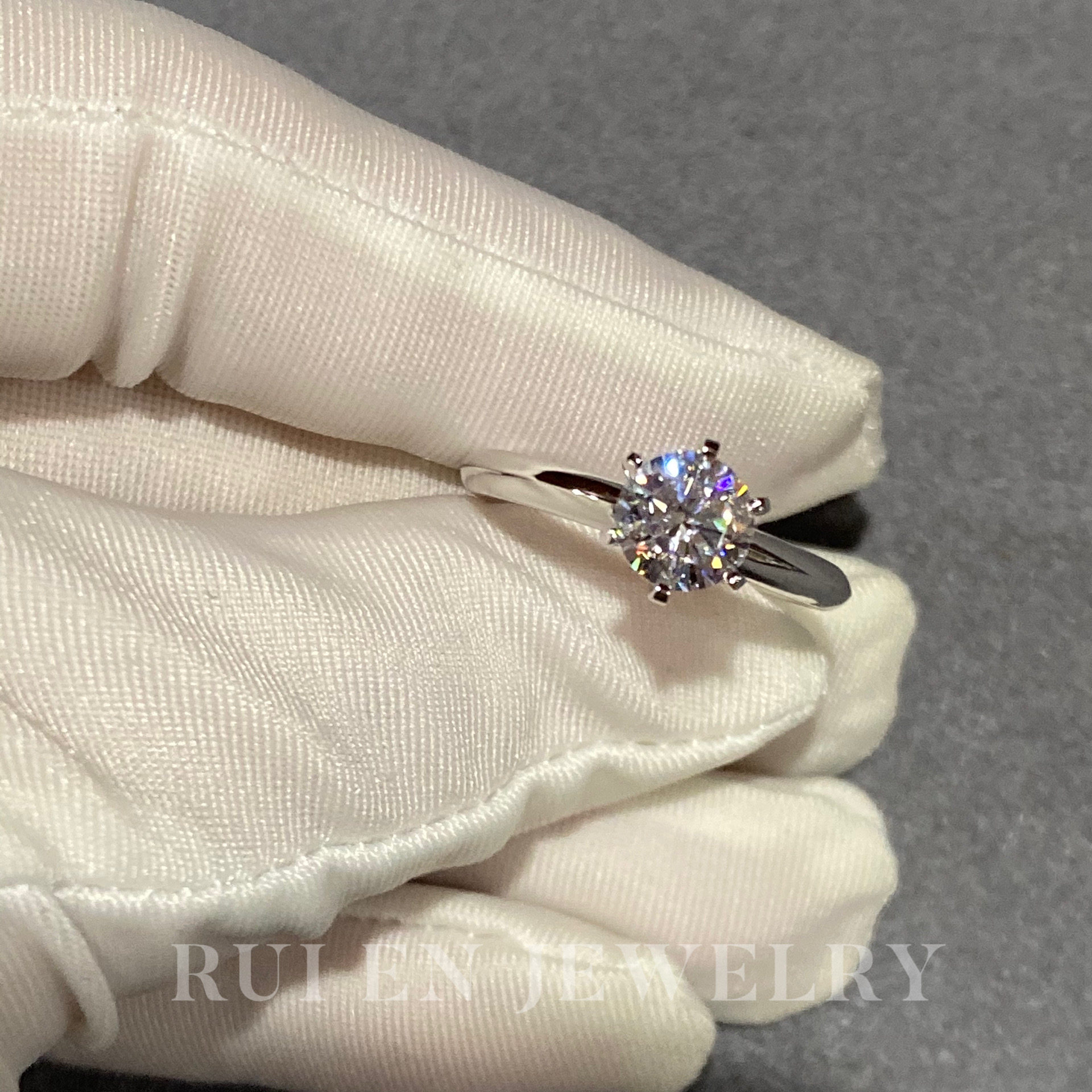 【芮恩】18K铂金正品莫桑石人工科技钻T家六爪钻戒女戒指婚戒婚嫁