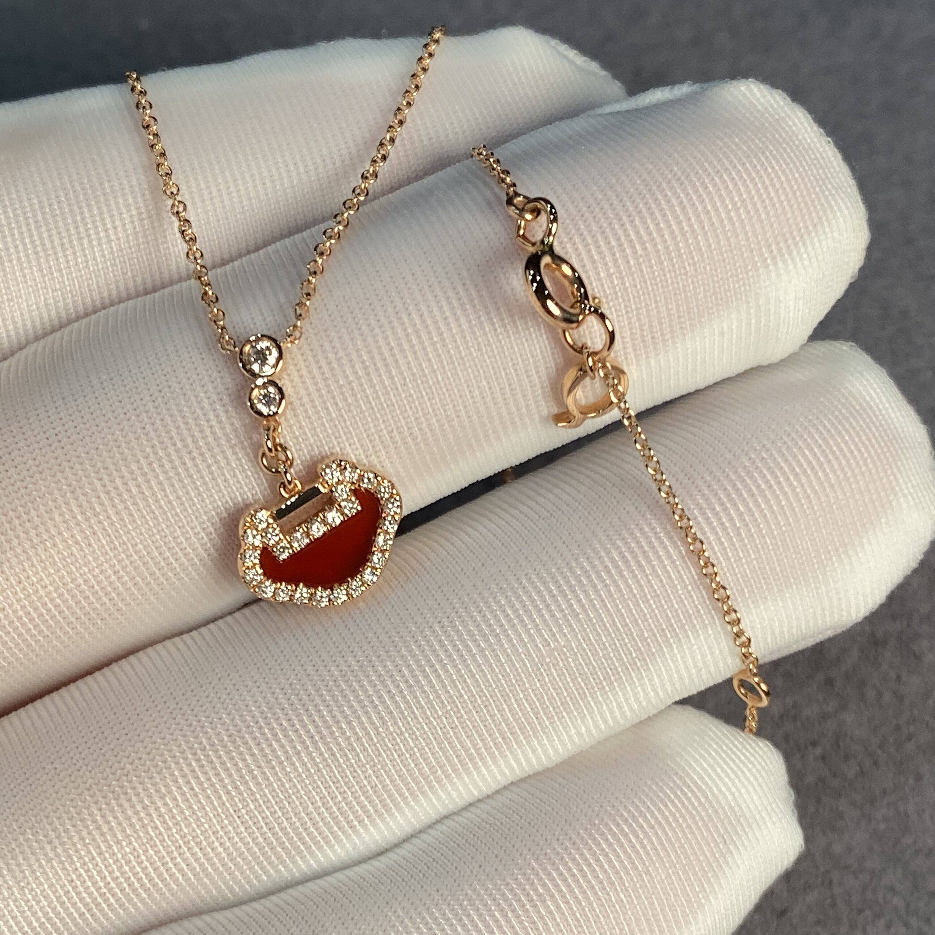 现货定制18玫瑰金钻石红色玉髓玛瑙如意平安锁吊坠女质感十字链