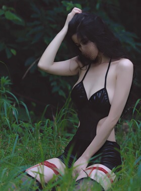 林禾安：黑色甜心性感漆皮御姐制服拼接露背挂脖式亮皮衣连衣裙