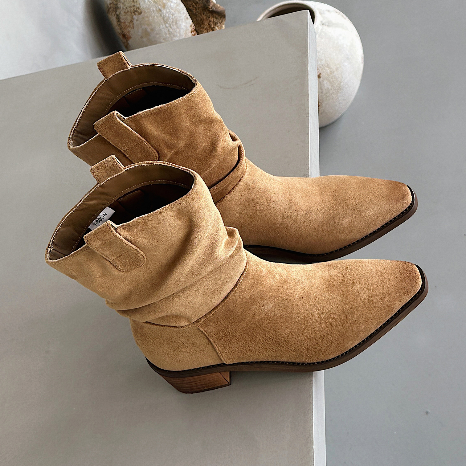 秋季绒面短靴粗跟尖头西北牛仔靴