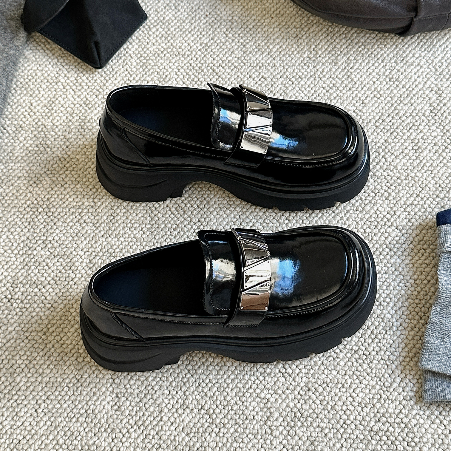 厚底黑色乐福鞋金属扣饰松糕单鞋