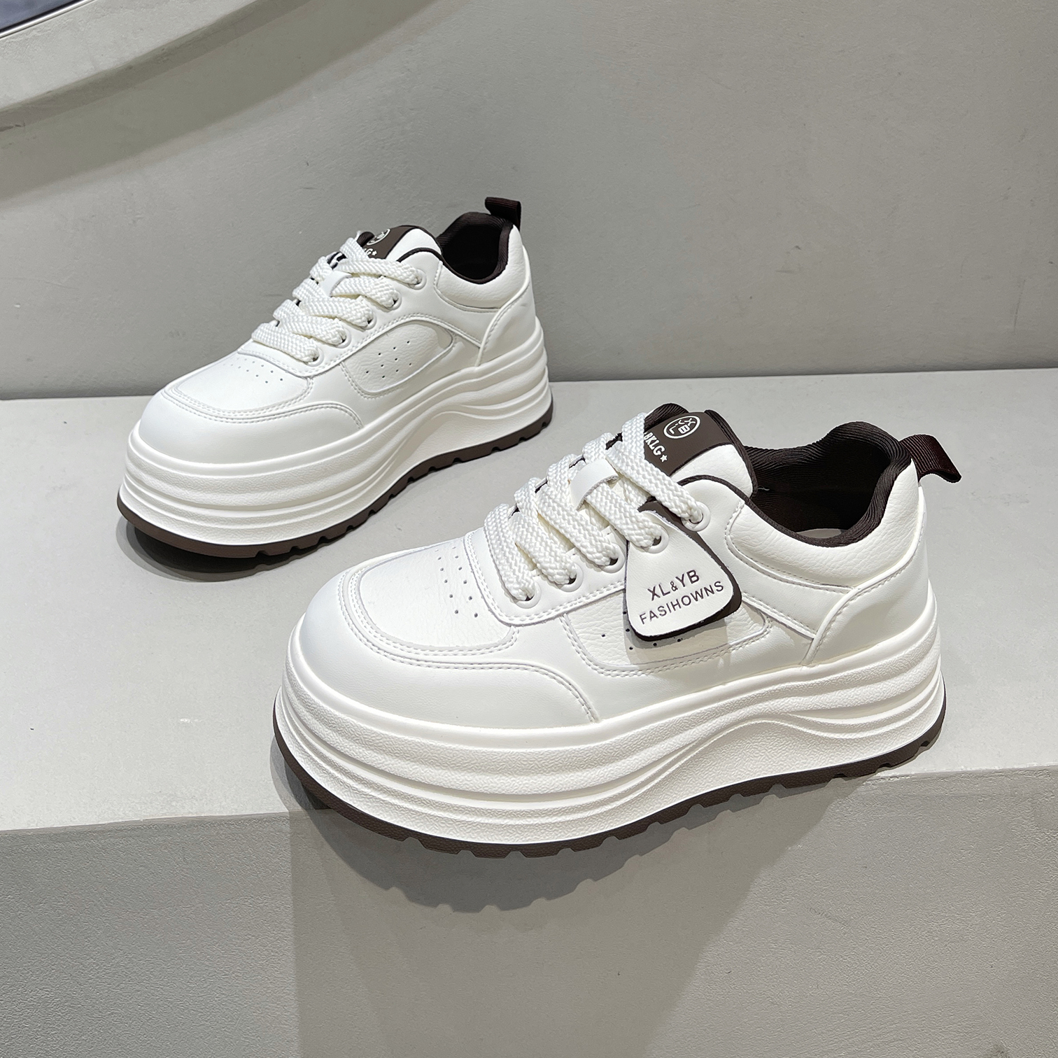 真皮小白鞋配阔腿裤大头面包鞋