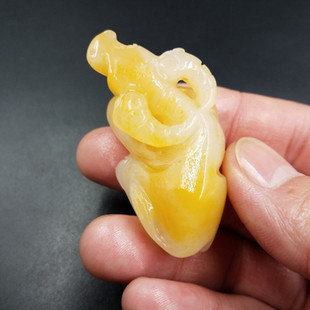 一物一图 天然玉石a货黄龙玉牛挂件黄加白玉石生肖牛吊坠厂家直销