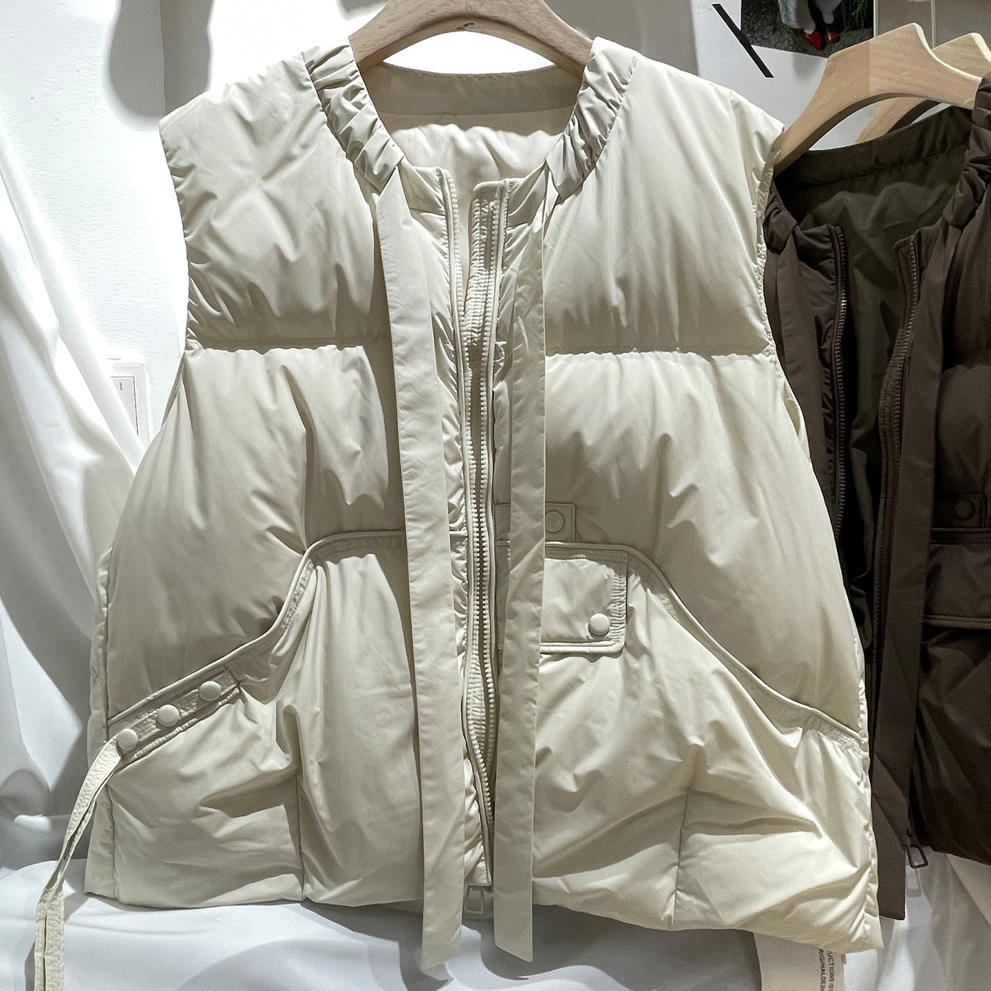 飘带圆领羽绒马甲女90白鸭绒无袖外套秋冬2025新款设计感叠穿坎肩