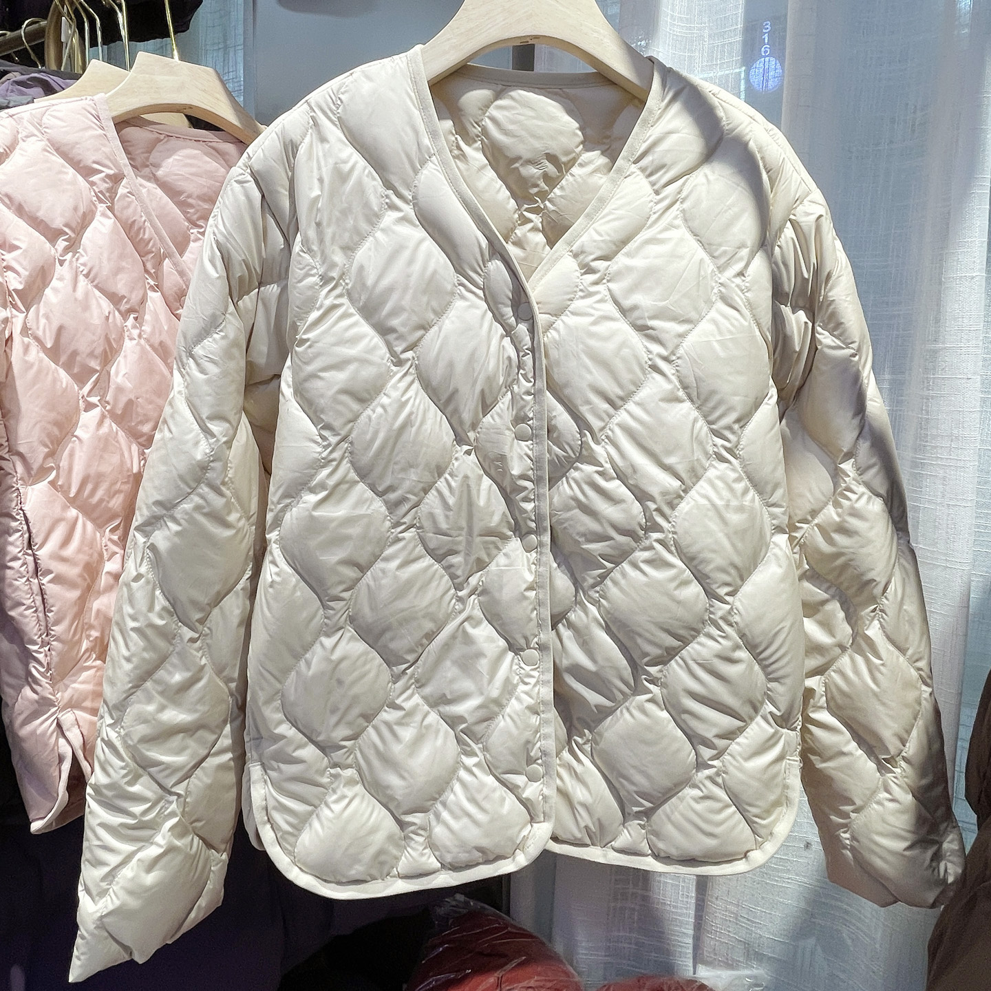 90白鸭绒轻薄V领羽绒服女2025秋冬新款韩系休闲菱形格短外套内胆