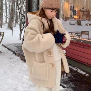 现韩国东大门代购 休闲连帽牛角扣羊羔毛大衣外套 女OUNCE2025冬季