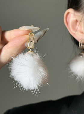 HEY TAO优雅珍珠白色毛球耳钉女秋冬甜美温柔气质耳环高级感耳饰