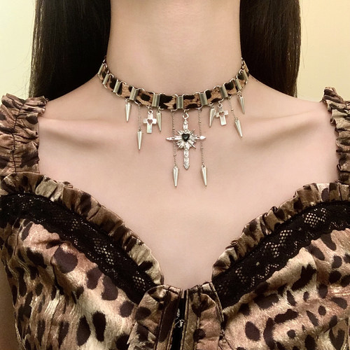 HEY TAO千禧辣妹风豹纹铆钉十字架choker项链女小众颈链项圈配饰