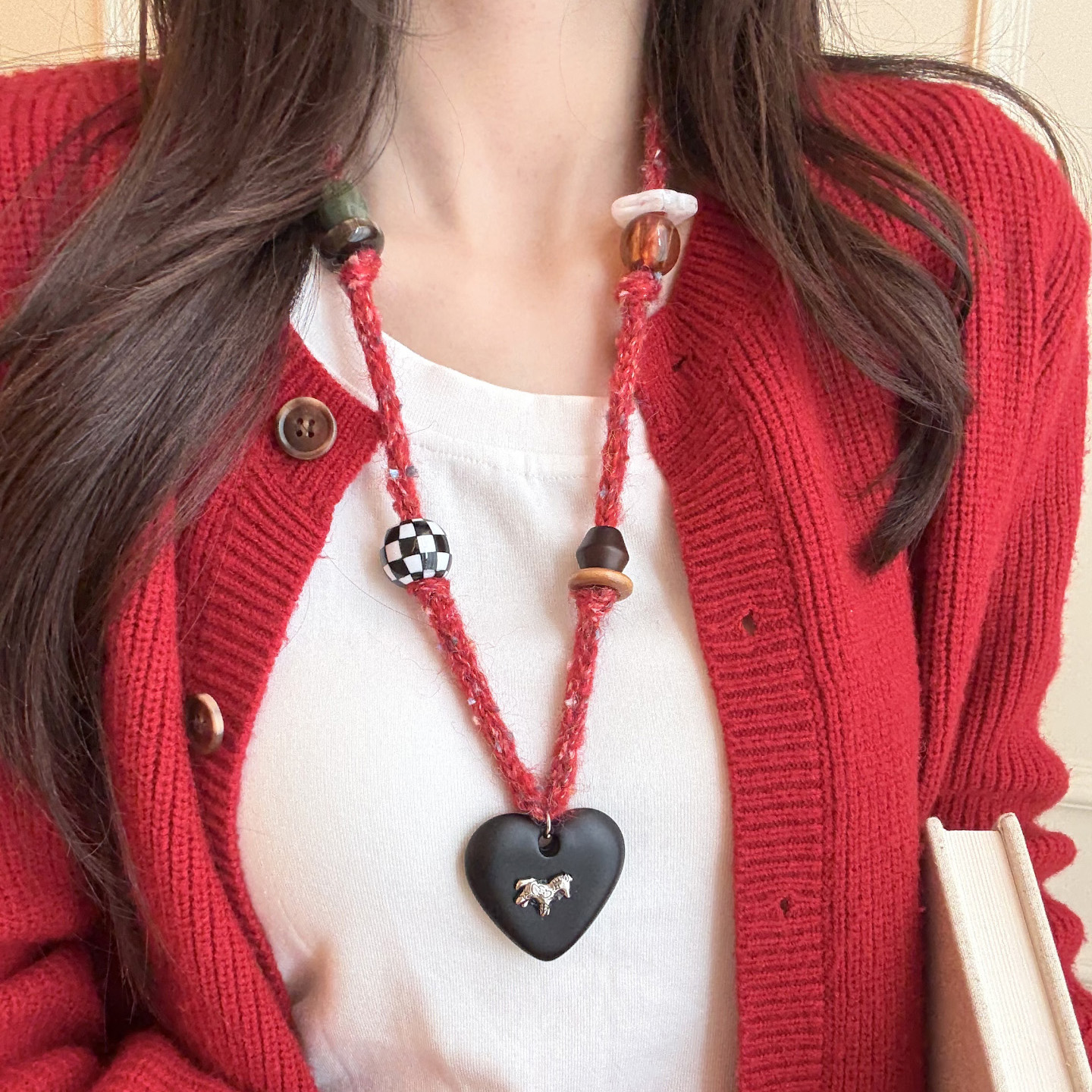 HEY TAO甜酷爱心小马吊坠毛绒项链女秋冬百搭个性长款毛衣链配饰