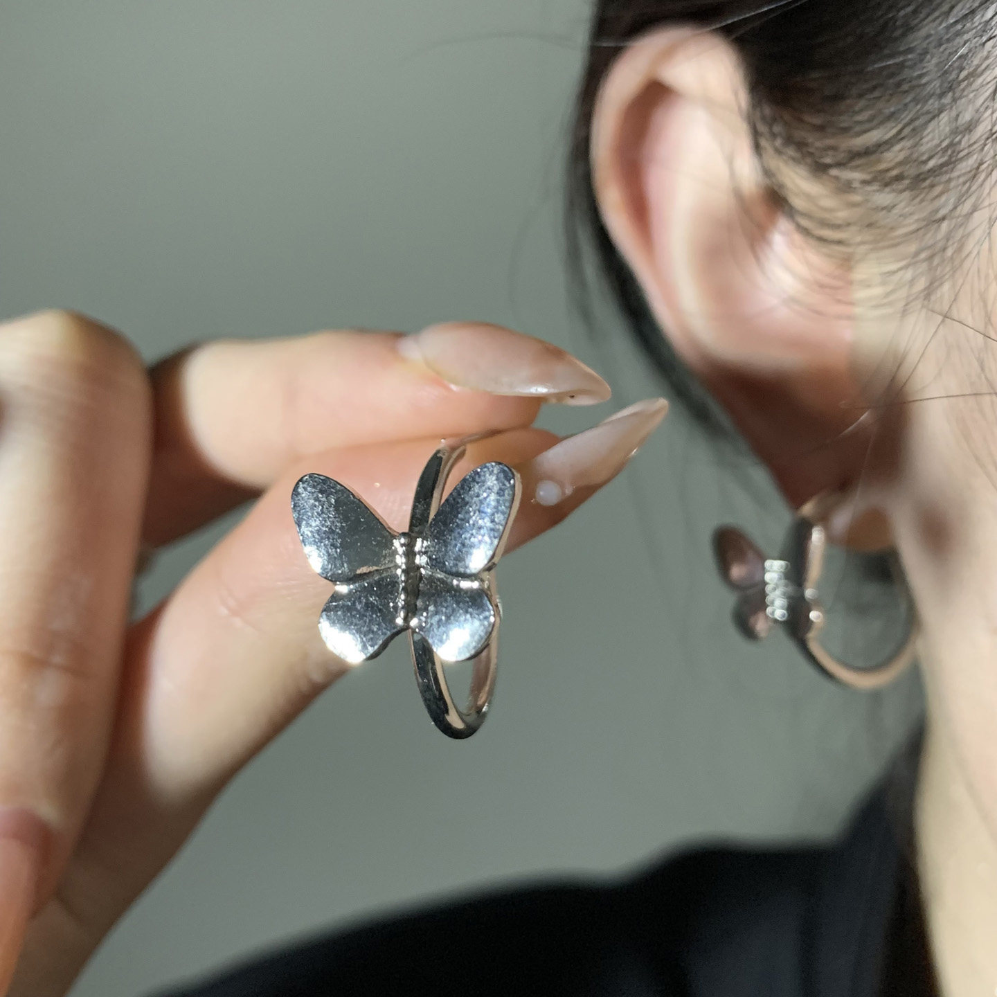 HEY TAO清冷感银色金属蝴蝶耳环女简约冷淡风个性圈圈耳钉耳饰品