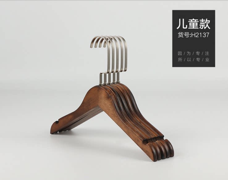 부드러운 장식 모델 룸 의류 디스플레이 소품 옷장 휴대품 보관소 장식 장식품 나무 가죽 금속 옷걸이 및 지지대