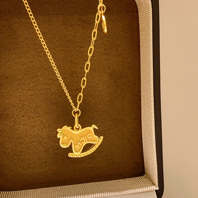 黄金色古法小马吊坠2026本命年马上有钱项链高级感轻奢小众毛衣链