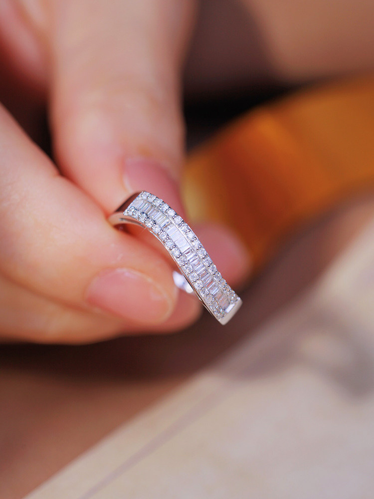 18K白金波浪钻石戒指排戒女 简约群镶45分梯方钻戒排钻钻石女戒