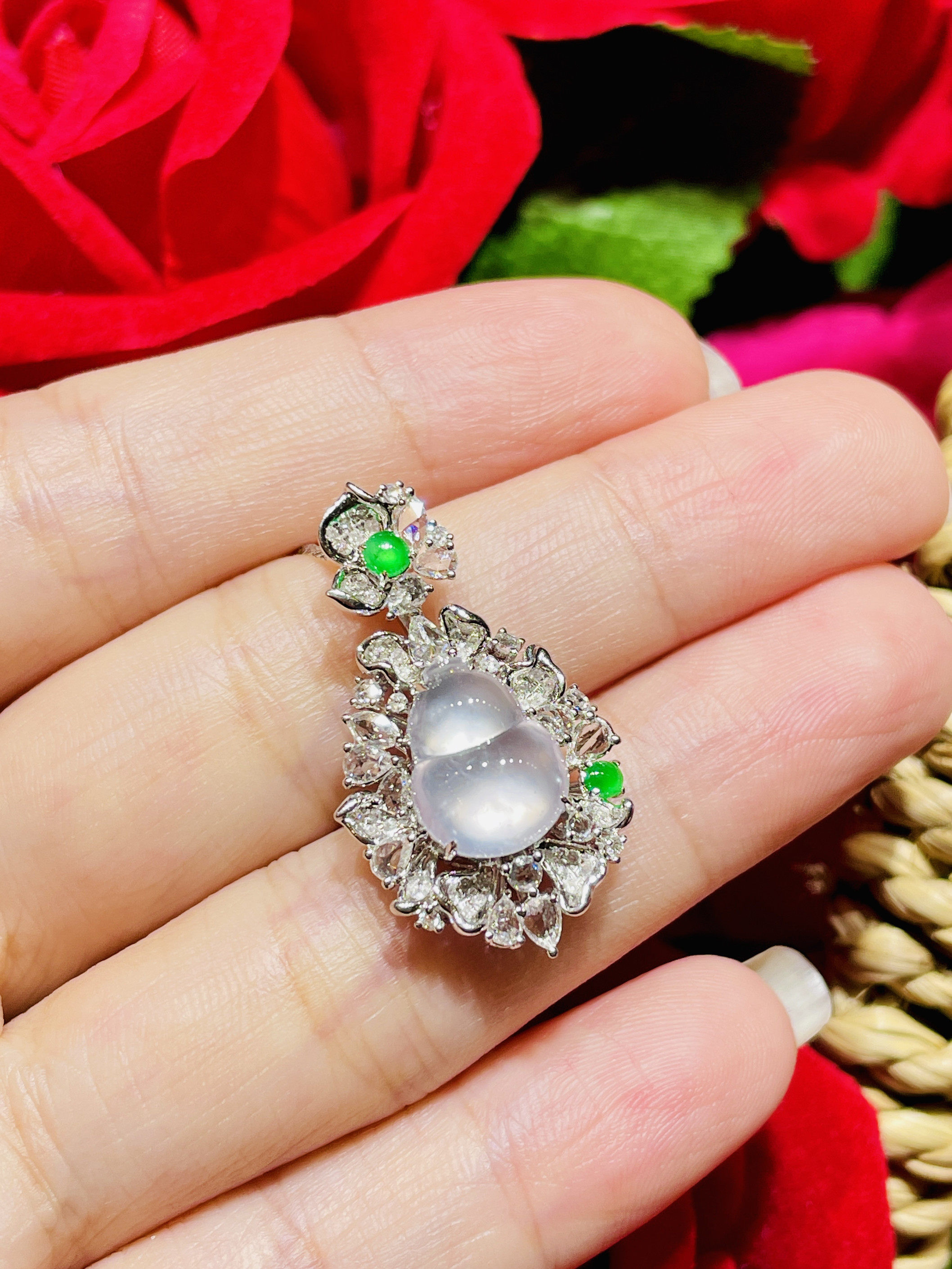 缅甸翡翠A货正品 玻璃种起荧光葫芦吊坠镶嵌18 K金搭配钻石绿蛋面