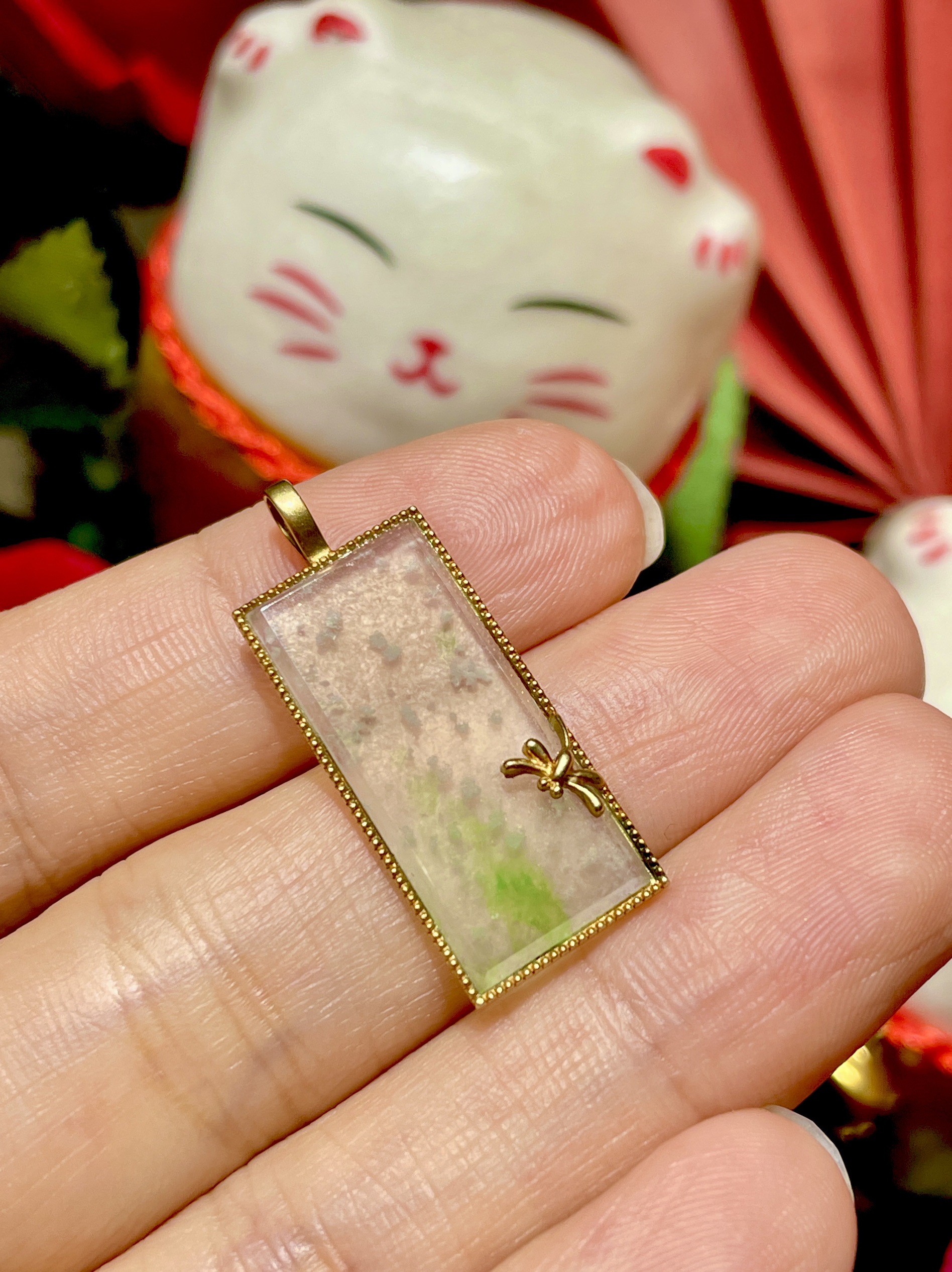 缅甸翡翠a货正品 玻璃种飘绿雪花棉平安无事牌吊坠 镶嵌18k金新颖