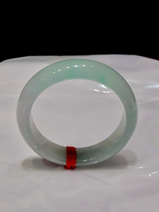 百搭好看大方 时尚 缅甸翡翠A货正品 冰种水润飘绿55圈口正圈手镯