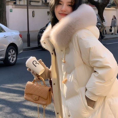 中长款牛角扣羽绒服大毛领