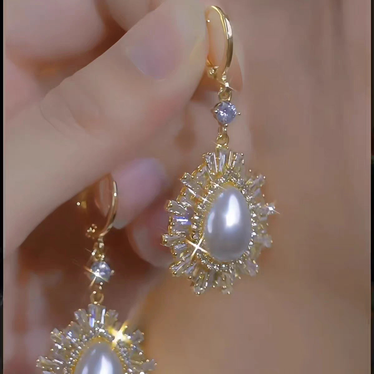 金色水滴耳环珍珠满钻太阳花复古设计感耳坠法式个性宫廷风耳饰女