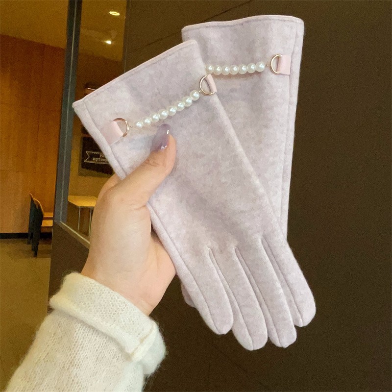 小香风珍珠链条保暖手套女士秋冬户外骑行可触屏仿羊绒皮边手套