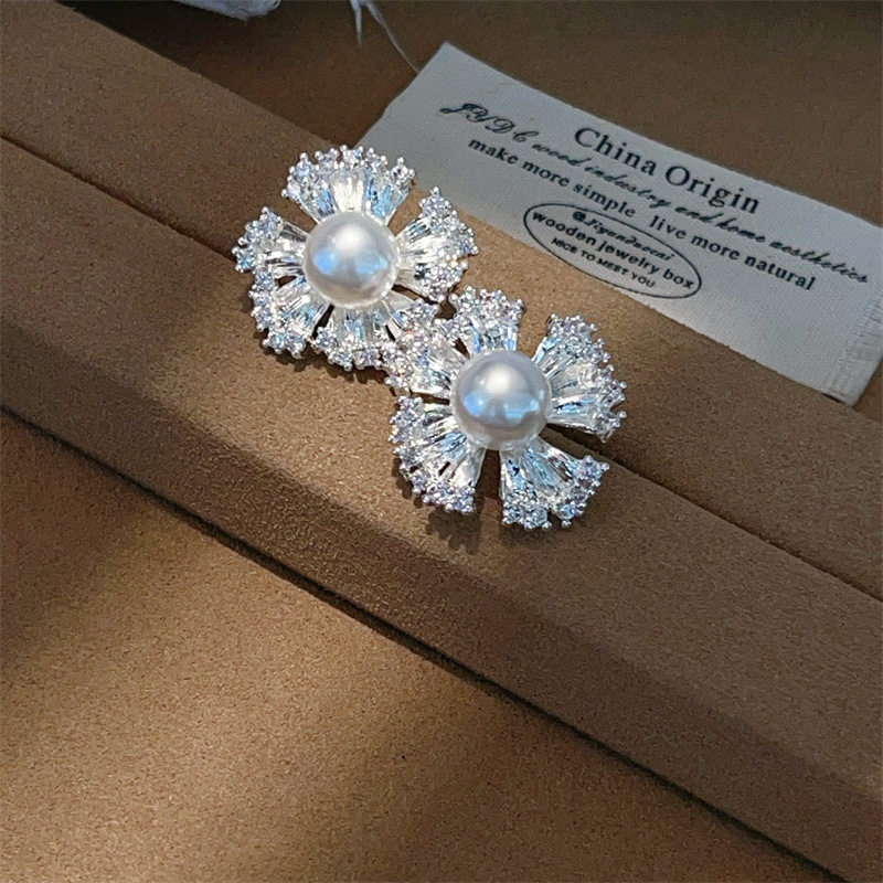 轻奢气质立体小风车珍珠耳钉冷淡风精致锆石镶边花瓣耳饰高级感