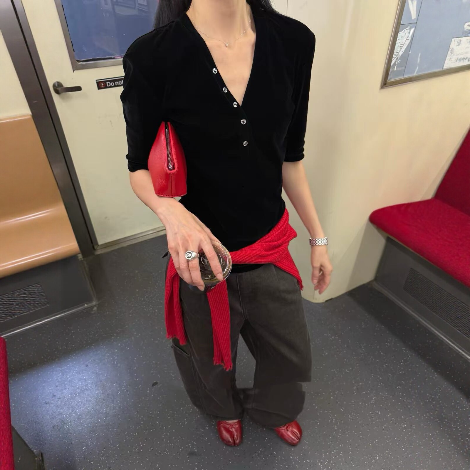 V领纽扣设计感丝绒五分袖T恤上衣