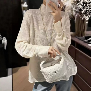 欧洲站2026早春新款木耳边立领盘扣侧开叉腰果花刺绣蕾丝衬衫上衣