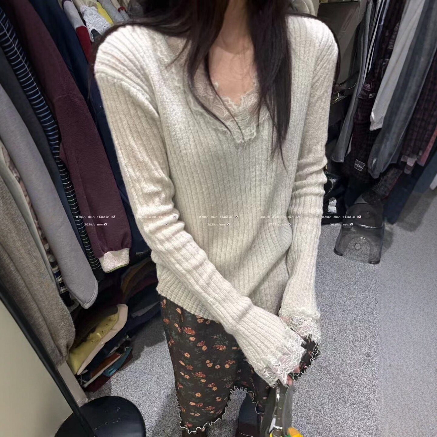 蕾丝拼接V领针织衫女打底衫上衣