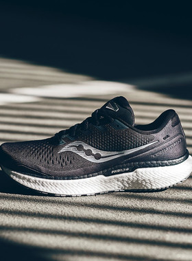 Saucony男款胜利18缓震跑鞋