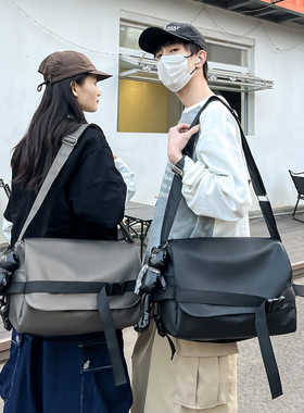 潮牌男士补课包单肩包背包通勤斜挎包轻便大容量黑色休闲邮差包女