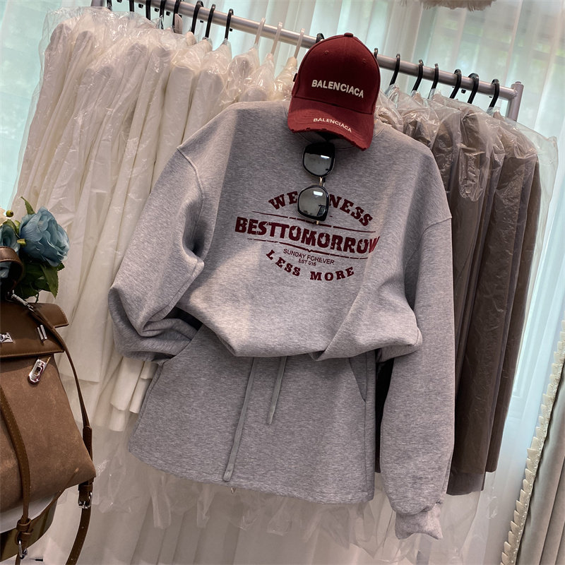 圆领宽松卫衣+高腰半身裙两件套图片