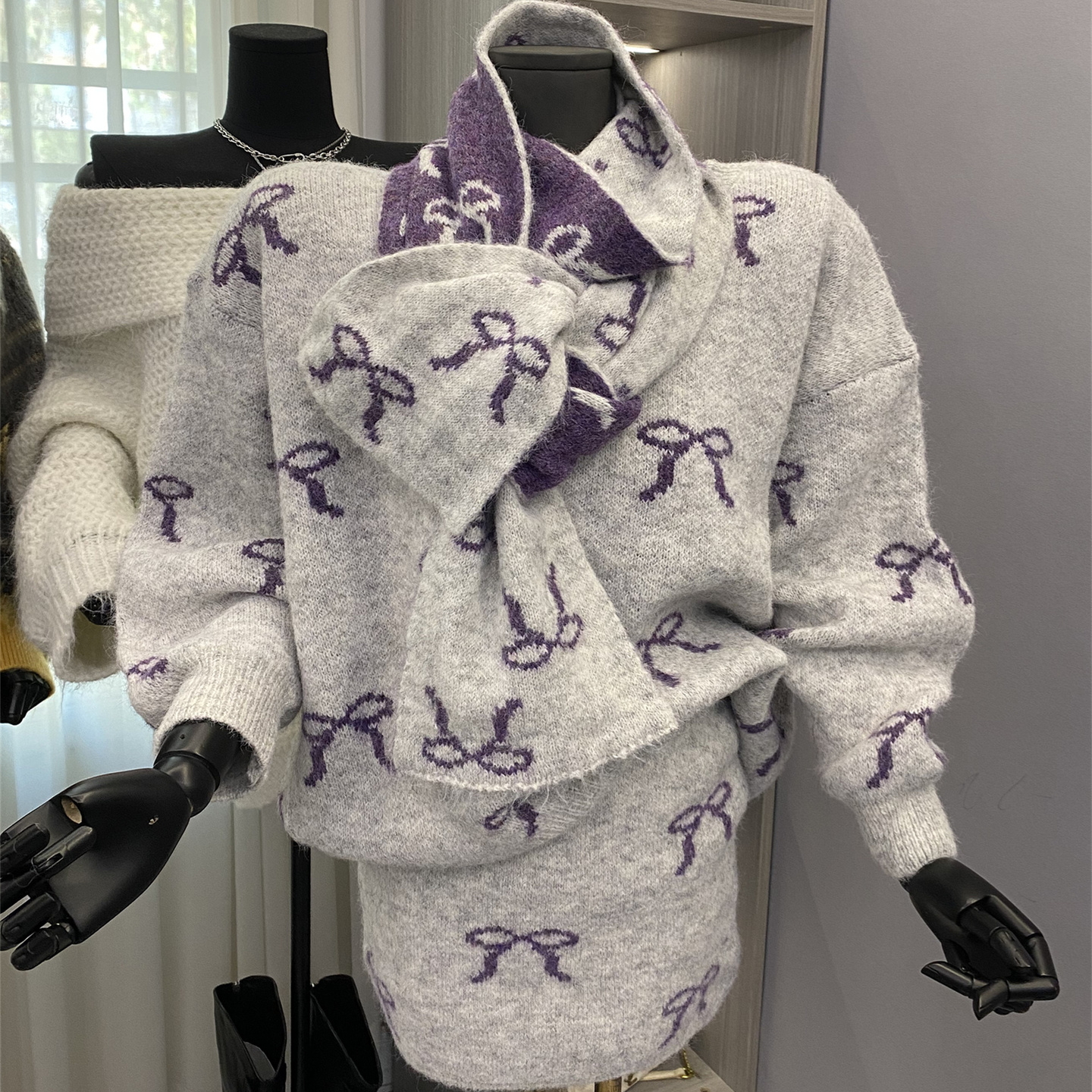 针织毛衣高腰短裙配围巾三件套