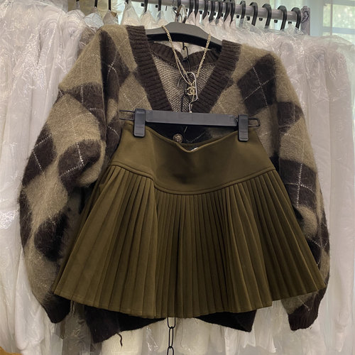 羊绒呢侧拉链百褶裙V领毛衣套装