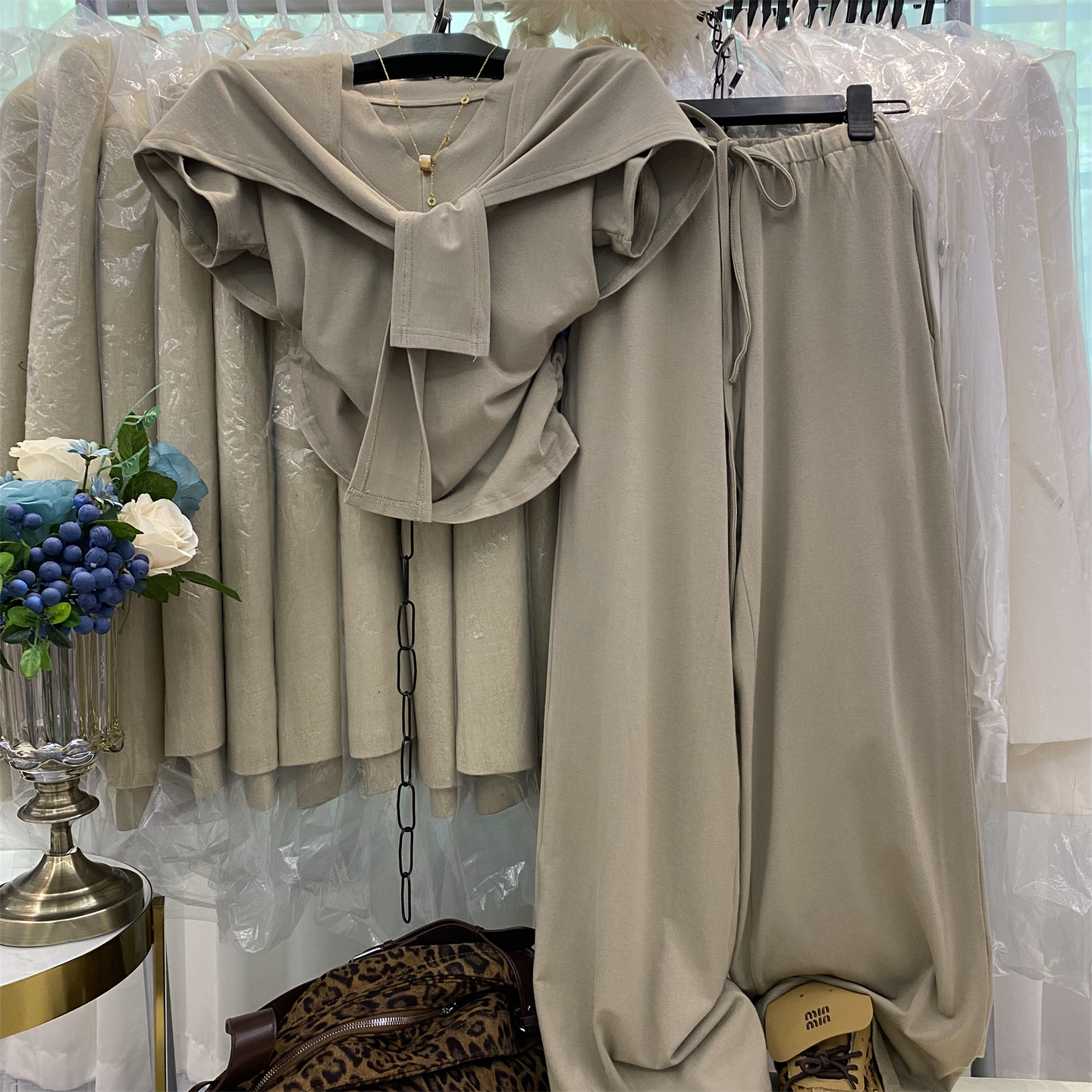 V领短袖+披肩+抽绳阔腿裤三件套