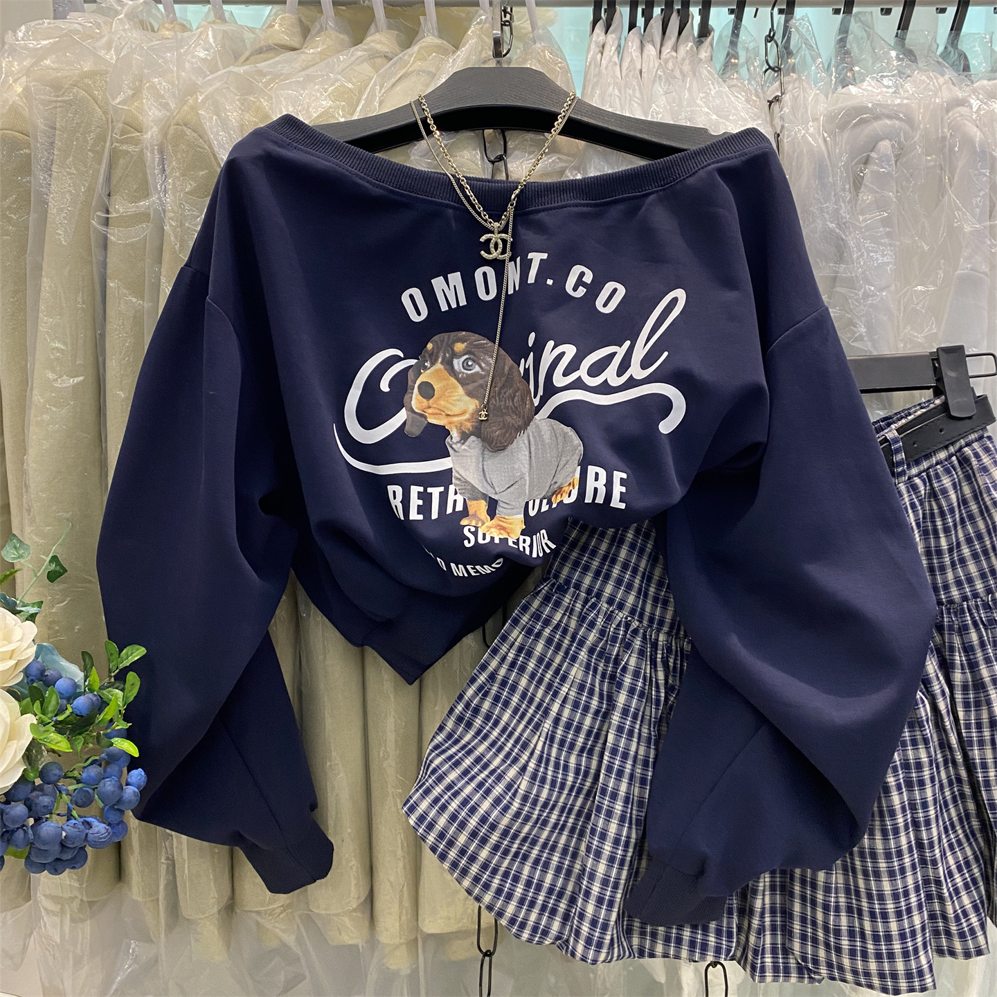 新款露肩狗狗印花长袖短款卫衣女