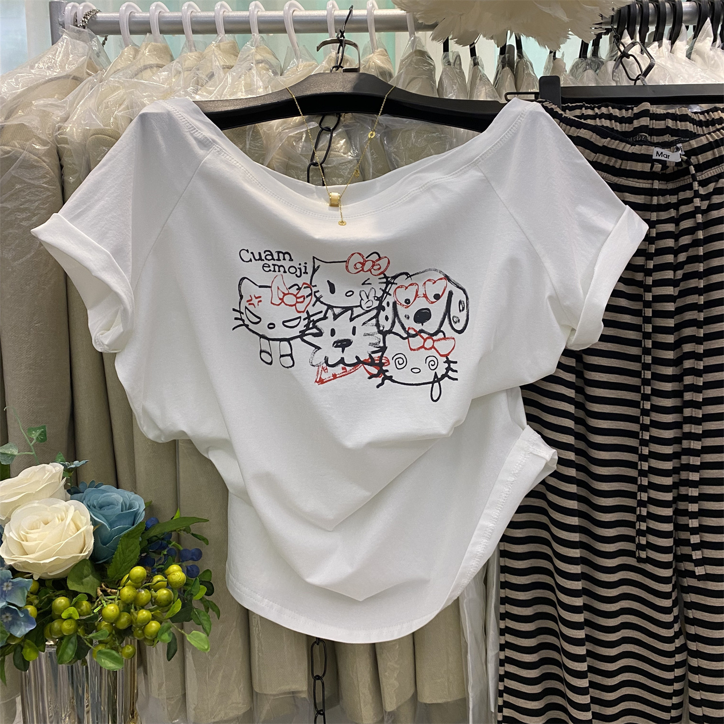 一字领露肩简笔猫猫卡通短袖T恤