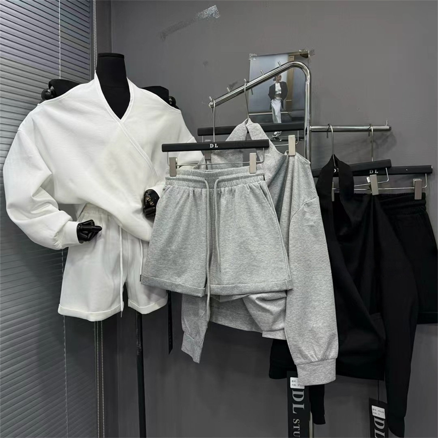 2025新款设计感交叉挂脖V领卫衣高腰抽绳阔腿裤短甜辣裤两件套女,女装/女士精品,时尚套装,淘宝优惠券,粉丝福利购,淘宝优惠卷