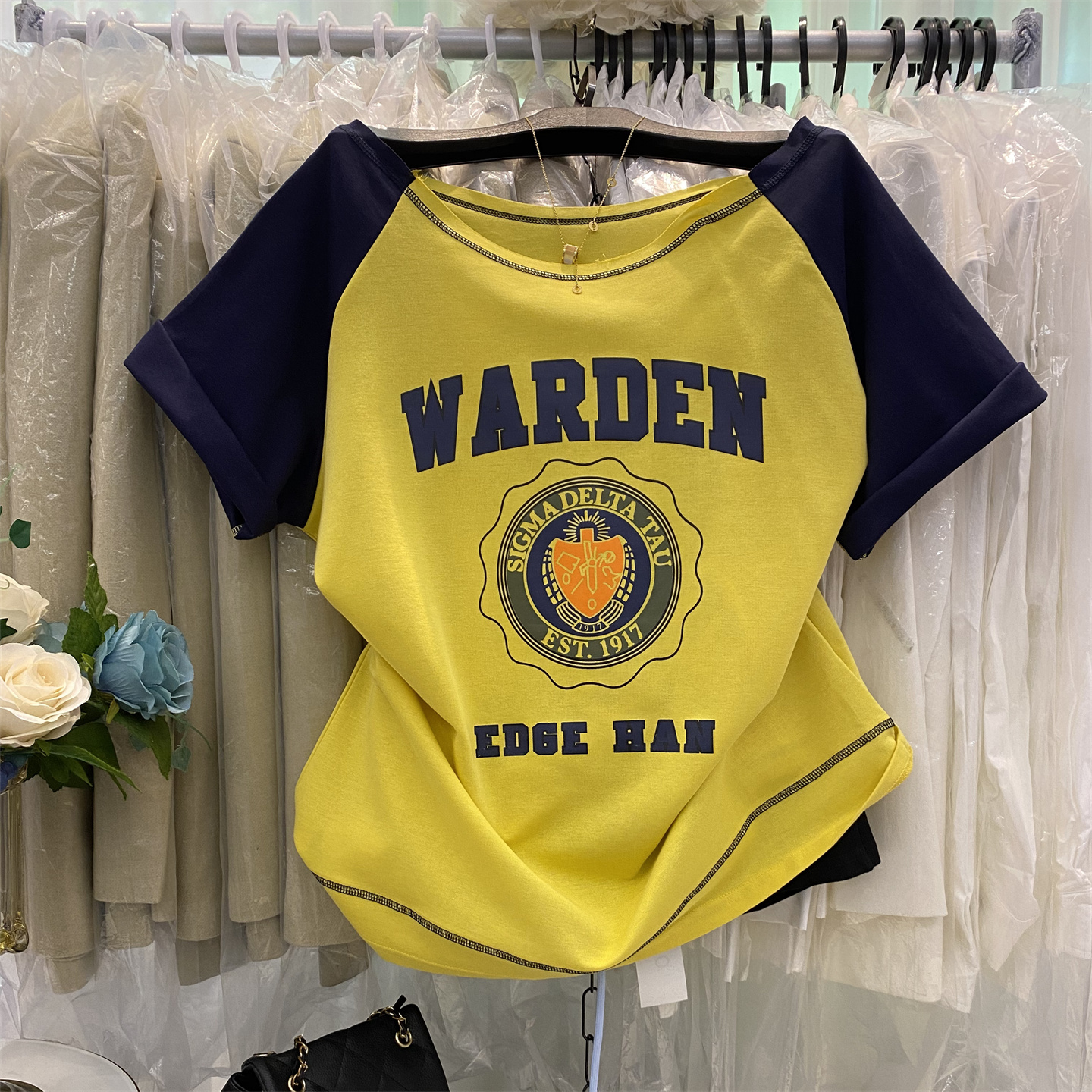 露肩撞色插肩袖字母印花短袖T恤