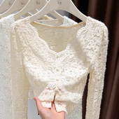 软糯磨毛超好看气质收腰上衣 女春秋薄款 深v领蕾丝镂空长袖 打底衫