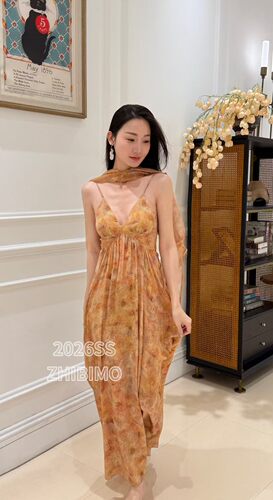 老阿姨study-26夏季新款吊带真丝设计款度假风连衣裙