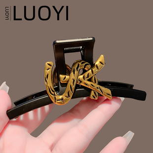 2025新款高级感字母抓夹女大号鲨鱼夹后脑勺盘发夹子发抓头饰