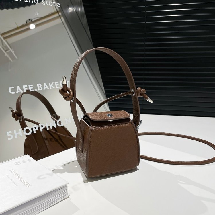 高级感小众手拎方盒包包女春夏2025新款潮百搭个性设计单肩斜挎包