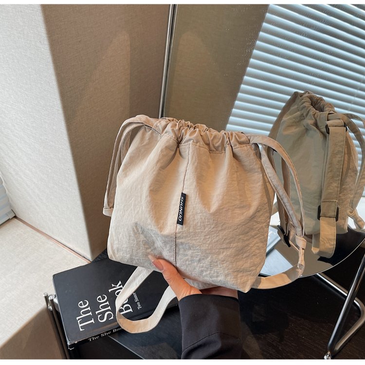 抽绳帆布包女夏天2025新款时尚小众设计斜挎包褶皱爆款韩版水桶包