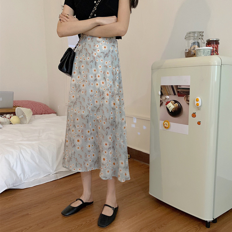A-line skirt with thin waist and sunflower skirt in summer