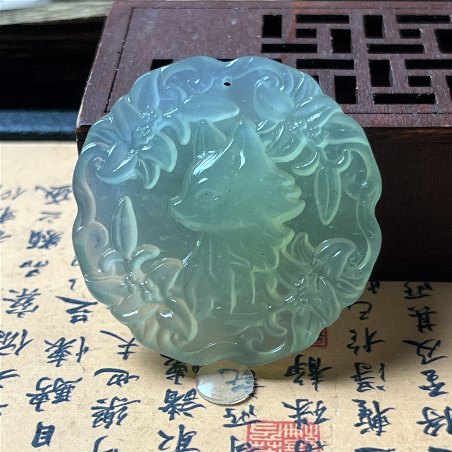 天然岫玉小狐狸吊坠保真绿色精雕男女款玉石挂件仿古瑞兽带黑点玉