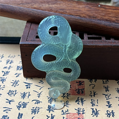 岫玉淡绿蛇牌吊坠保真随型玉石