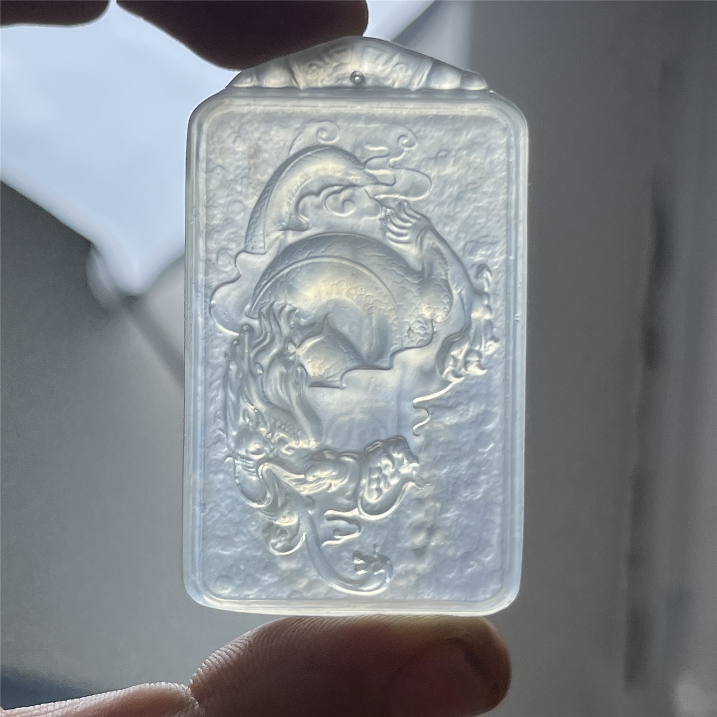 天然岫玉冰种龙牌吊坠保真精雕龙行天下玉石挂件产地直发礼物玉坠