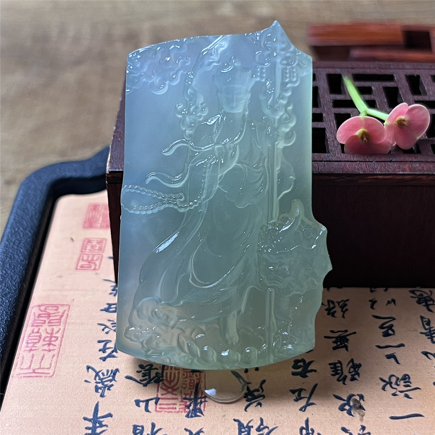 天然岫玉地藏王菩萨吊坠保真淡绿精雕玉石挂件厚装收藏级别玉挂坠