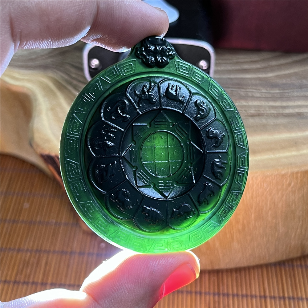 岫玉九宫八卦玉吊装精雕墨玉双面